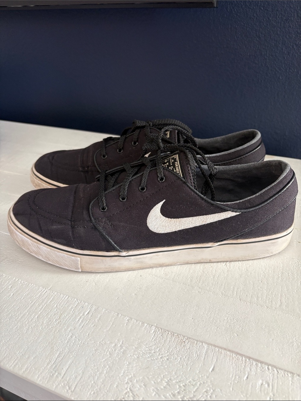 Nike Men’s Black Low-Top Sneakers with White Swoosh Janoski